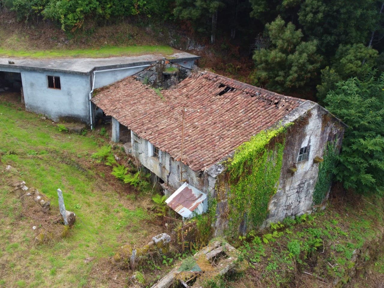 🏡 Moradia para Restauro com Terreno +2.000 m² – Senharei, Arcos de Valdevez