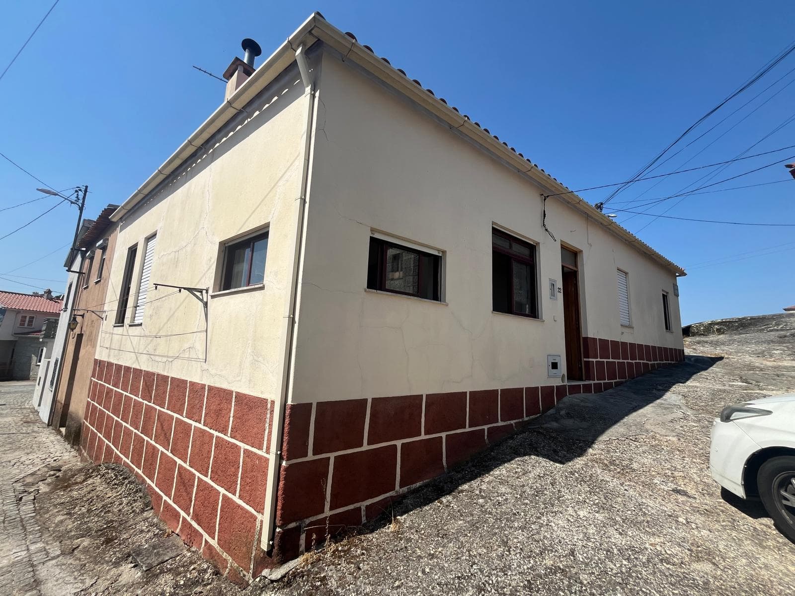 House in the center of Meruge plus 1000m2 of forest.