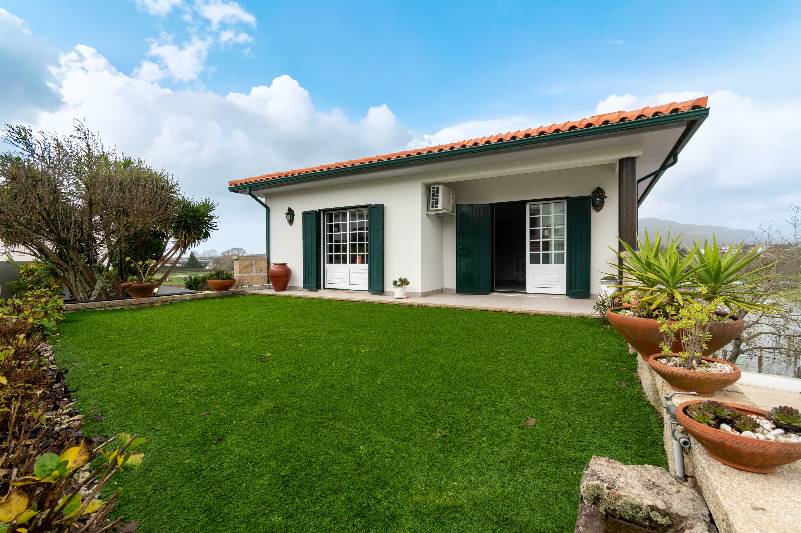 Excellent T5 house with river views